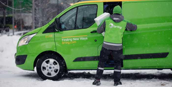 Bud från Bring tar ut paket från en Bring-bil