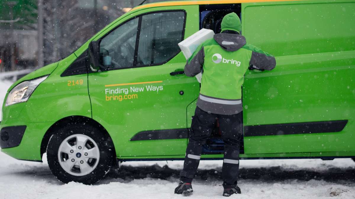 Bud från Bring tar ut paket från en Bring-bil