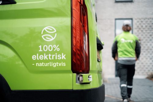 En inzoomad bild på en del av en Bringbil där det står 100% elektrisk - naturligtvis