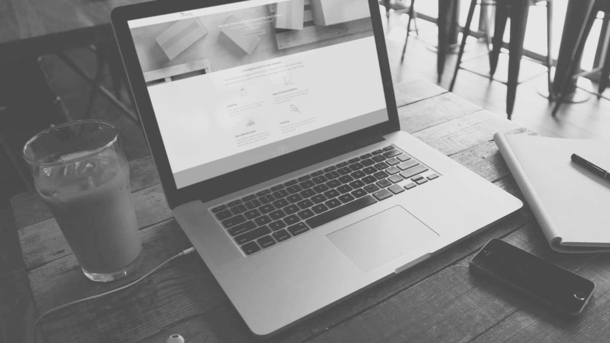 Svart-vit bild på laptop, på skärmen visas Mybring