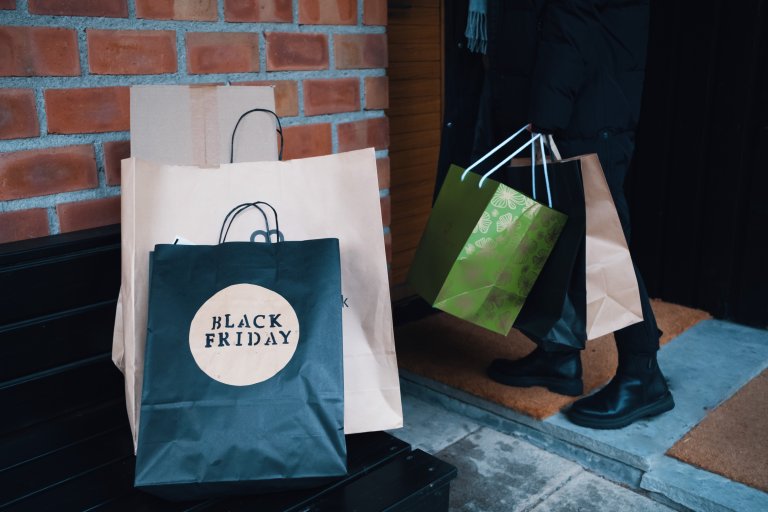 Flera påsar som det står Black Friday på