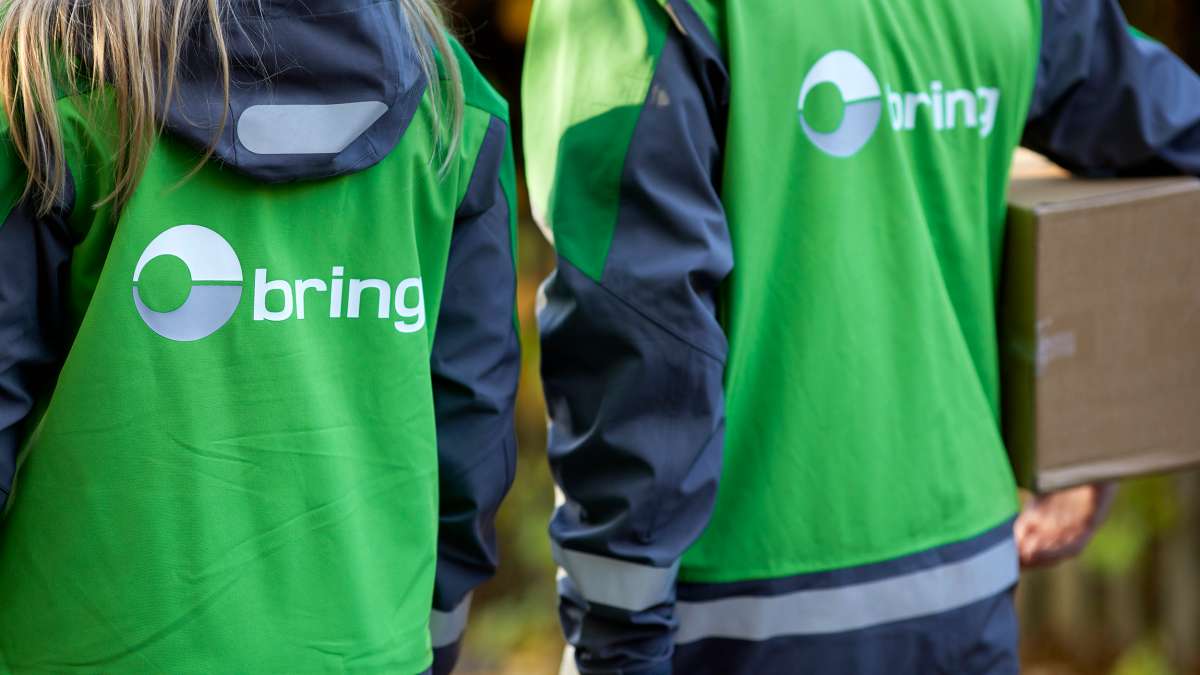 Ryggen på två bring-bud i matchande jackor