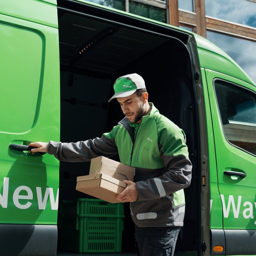 En Bring-chaufför med två paket