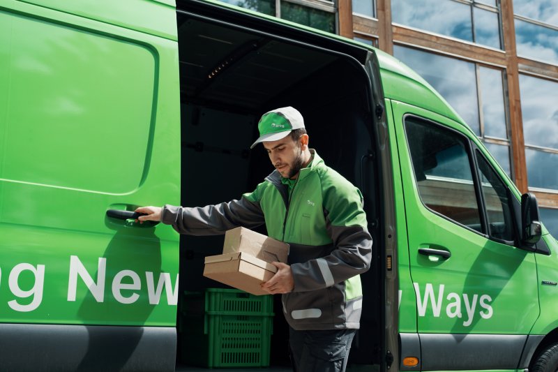 En Bring-chaufför med två paket