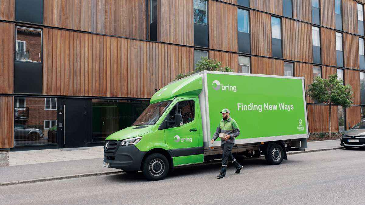 Bring skåpbil framför byggnaden