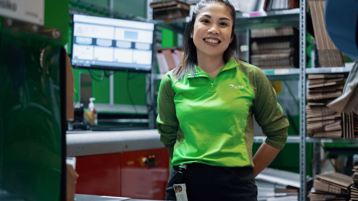 Kvinna som arbetar på en terminal