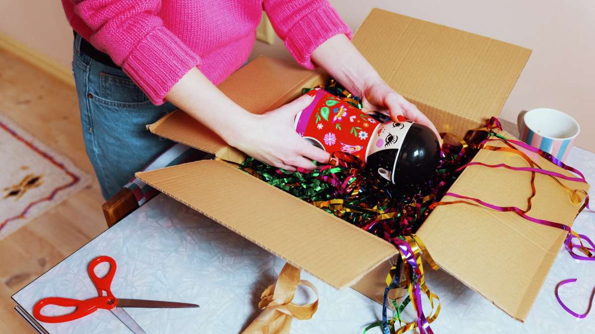 En person som ska packa ett paket med en vara