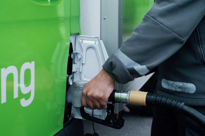 Närbild-på-hvo-tankning-av-bringbil