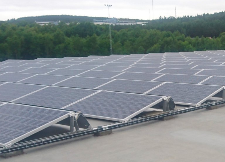 Solcellspaneler på terminalen i Göteborg