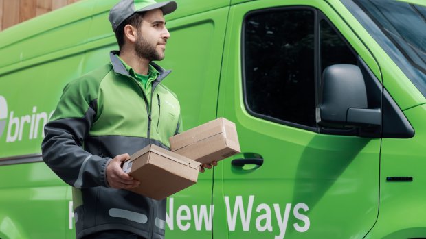 En Bring chaufför levererar paket