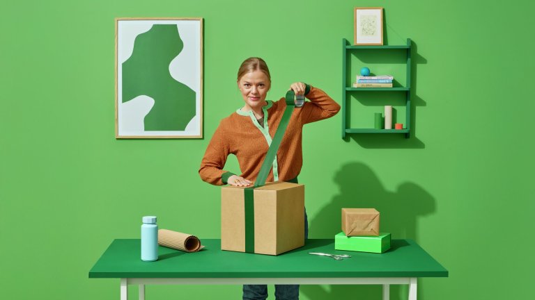 Ung tjej packar ett paket som ska skickas med Bring