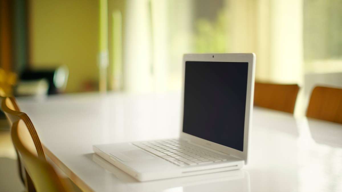 En laptop