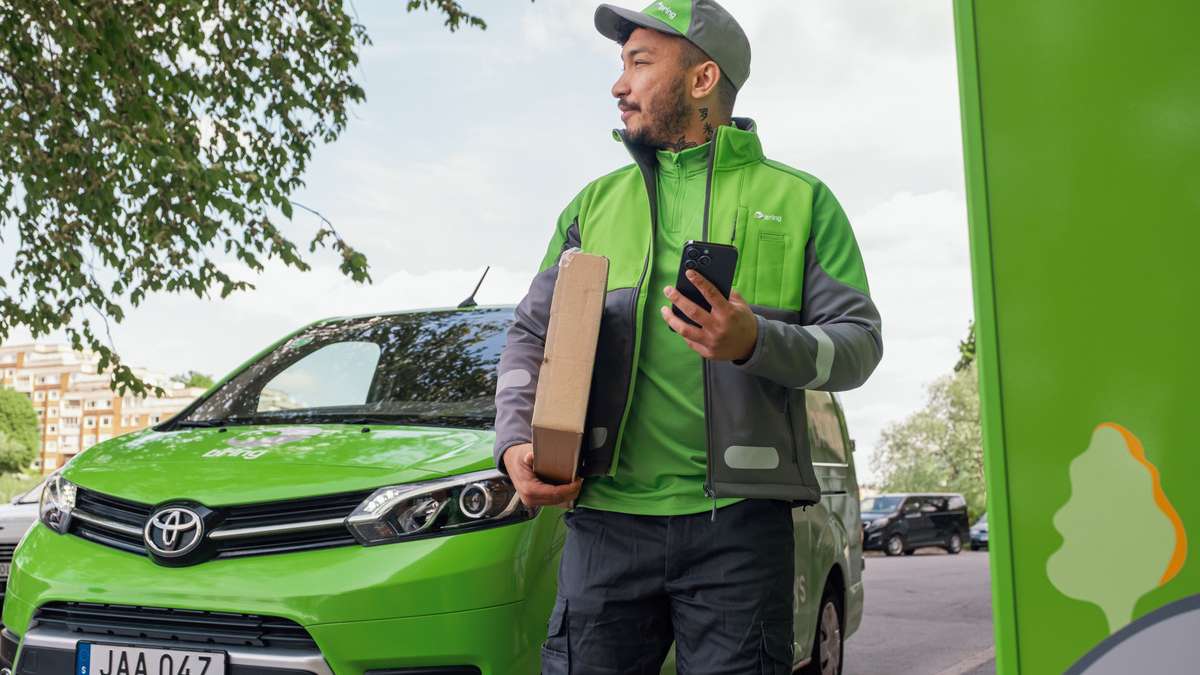 Chaufför med paket i handen