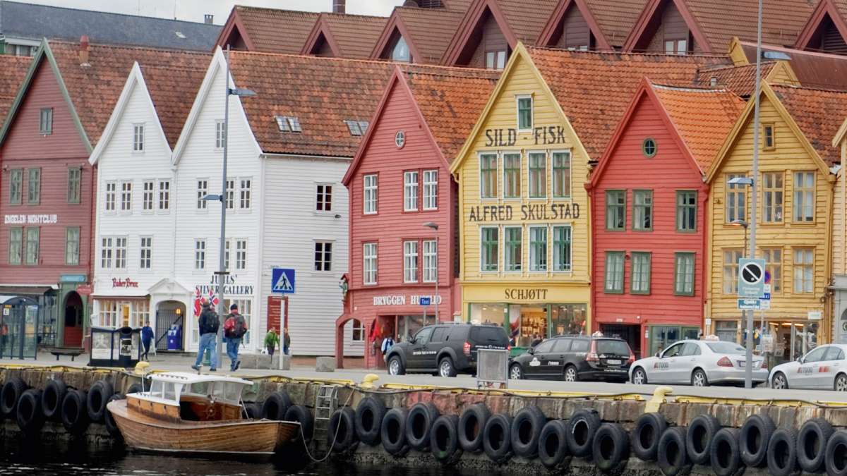 Hus på rad vid hamnen i Danmark