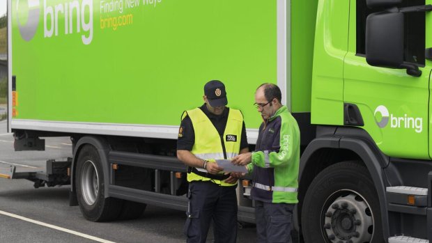 Den Bring anställde får råd av en tulltjänsteman